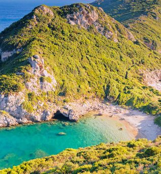 Grüne Halbinsel mit felsigen Klippen und zwei Buchten an der Küste von Korfu, Griechenland