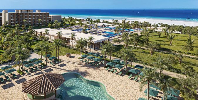 Modellbild des Iberostar Selection Zanzibar mit großzügiger Poollandschaft, Palmen, gepflegten Gartenanlagen und direkter Lage am weißen Sandstrand vor dem türkisblauen Indischen Ozean