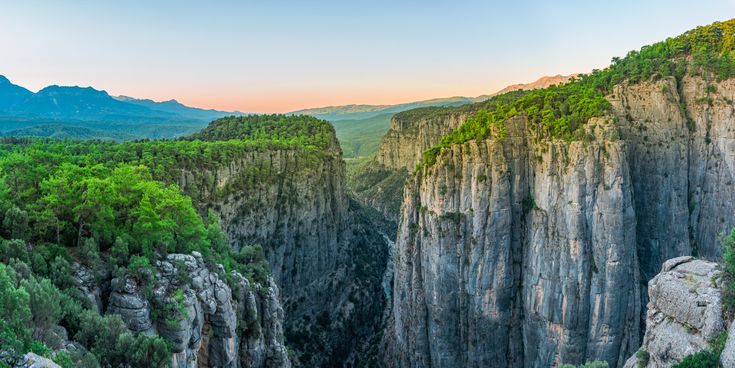 Panoramablick in den Tazi Canyon in der Türkei mit hohen Felswänden, grünen Wäldern und weitem Tal bei Abendlicht