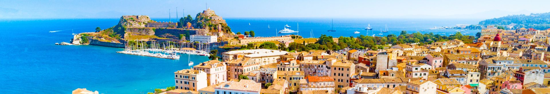 Blick auf die Altstadt von Korfu mit Festung, Hafen und blauem Meer im Hintergrund