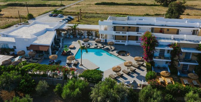 Luftaufnahme des Golden Star Relax Hotels mit Pool, Liegestühlen, Sonnenschirmen und umliegender Vegetation.