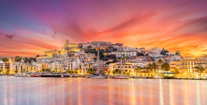 Strand an der Küste von Ibiza