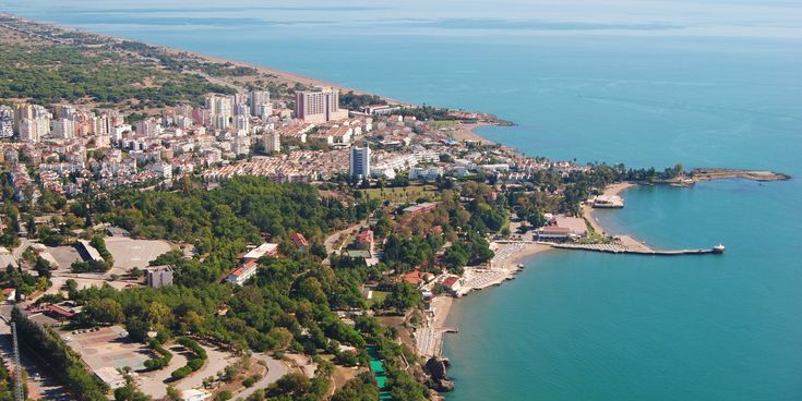 Küstenansicht von Lara und Kundu in Antalya mit breitem Sandstrand, Hotelzone und Mittelmeer, Türkei