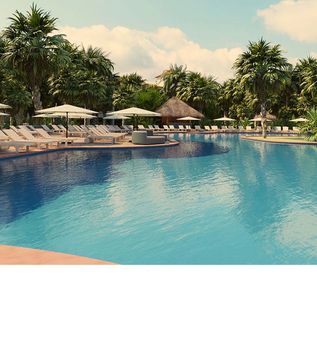 Poolbereich des Bahia Principe Grand Tequila in Mexiko mit Palmen rund um die Liegen mit Sonnenschirmen.