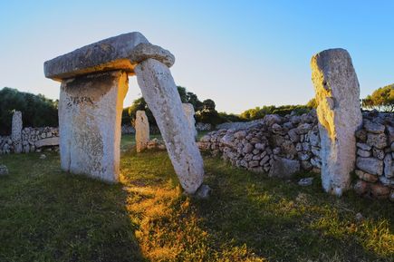 Die prähistorische Stätte Talatí de Dalt auf Menorca zeigt eine eindrucksvolle Taula-Anlage mit massiven Steinblöcken
