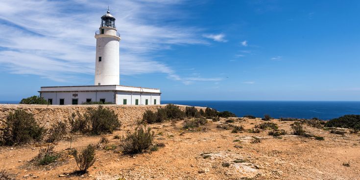 Leuchtturm Far de la Mola auf Formentera auf einer Klippe mit Blick auf das Mittelmeer