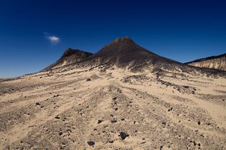 Berglandschaft im Gebel-Elba-Nationalpark in Ägypten mit sandigem, felsigem Boden und klarem blauem Himmel