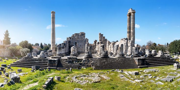 Panorama des antiken Apollon-Tempels in Didim, Türkei, mit gut erhaltenen Säulen und Ruinen auf einer erhöhten Plattform unter blauem Himmel